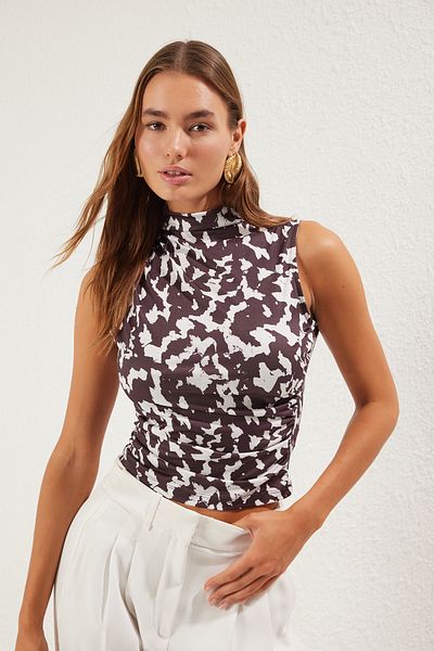 Trendyol Collection Mehrfarbig bedruckte Stretch-Strickbluse mit Nullärmeln und Kordelzug TWOSS24BZ00486