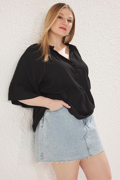 Trendyol Curve قميص أسود منسوج بأكمام قصيرة بيبلوم مقاس كبير TBBSS25AF00044