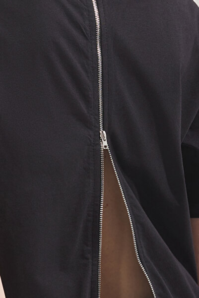 Trendyol Collection Μαύρο 100% παχύ βαμβακερό πλεκτό μπλουζάκι με λεπτομέρεια με φερμουάρ, χαλαρή εφαρμογή TWOSS24TS00272