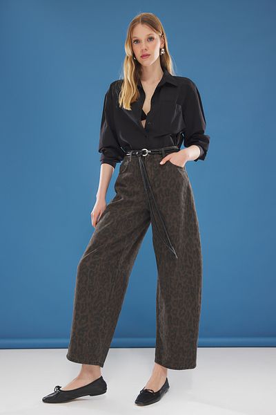 Trendyol Collection Braune, mit Leopardenmuster bedruckte Barrel-Jeans mit normaler Taille TWOSS25JE00205