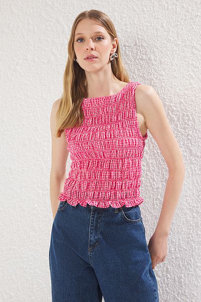 Trendyol Collection Rosa ärmellose Bluse mit U-Boot-Ausschnitt – Gingham, passend für TWOSS25BZ00356