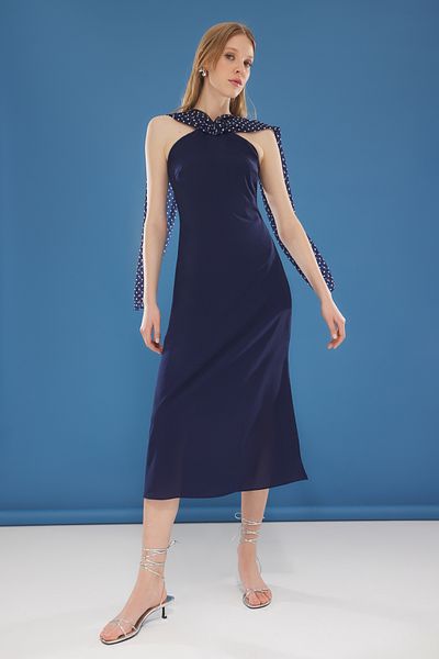 Trendyol Collection Φουλάρι με γιακά σε γραμμή Α σε μπλε πουά μάξι υφαντό φόρεμα TWOSS25EL00290