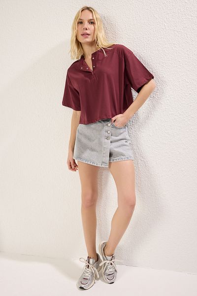 Trendyol Collection Burgunderrotes, entspanntes/bequemes Crop-Strick-T-Shirt mit Dreiviertelärmeln und Druckknöpfen TWOSS25TS00021