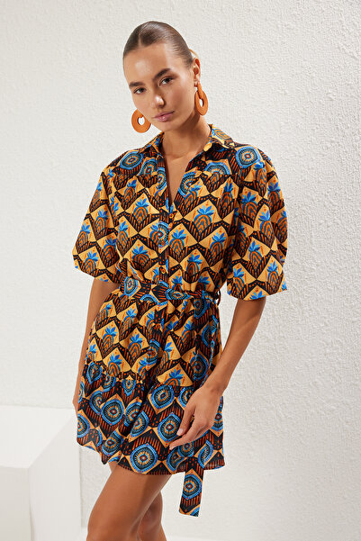 Trendyol Collection Ethnisch gemustertes Mini-Strandkleid mit gewebten Ballonärmeln TBESS25EL00035