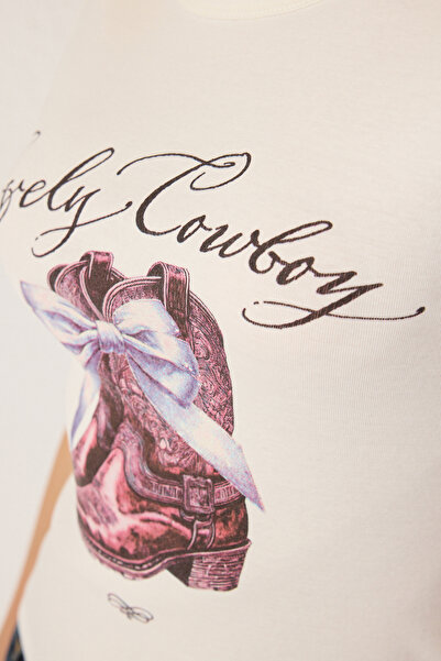 Trendyol Collection Εκρού Cowboy εμπριμέ μπλουζάκι που κάθεται στο σώμα - TWOSS25TS00008