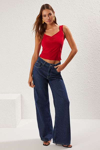 Trendyol Collection Rote, dehnbare Strickbluse mit dicken Trägern und Kordelzug TWOSS25BZ00273