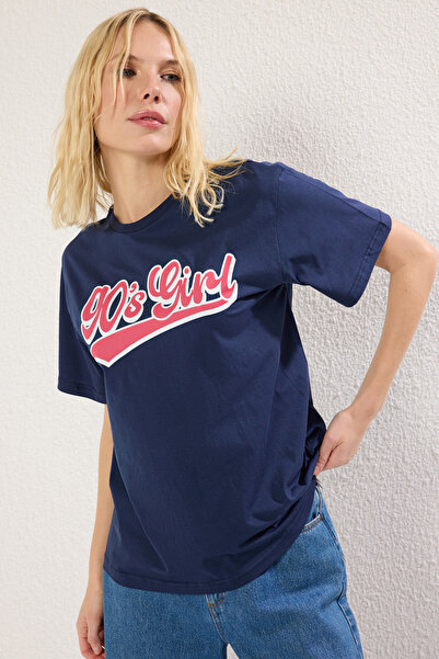 Trendyol Collection Sötétkék nyomott túlméretes/széles szabású állógallérral kötött póló TWOSS23TS00373