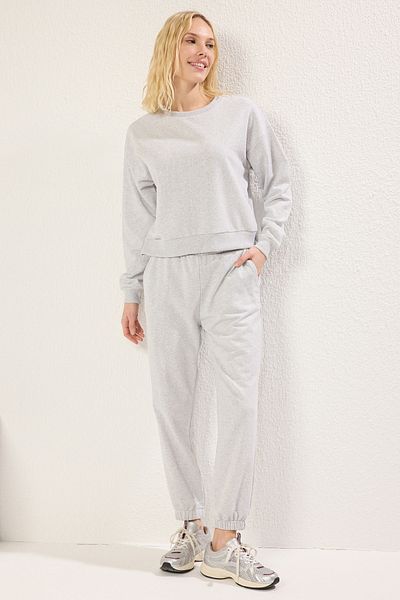 Trendyol Collection Γκρι μελανζέ κανονική/κανονική εφαρμογή Πλεκτή φόρμα με λαιμόκοψη ποδηλάτου TWOSS25EM00001