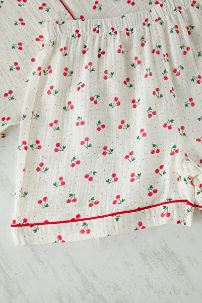 Trendyol Curve Ecru třešňový vzorovaný lemovaný mušelínový tkaný pyžamový set TBBSS25AI00029