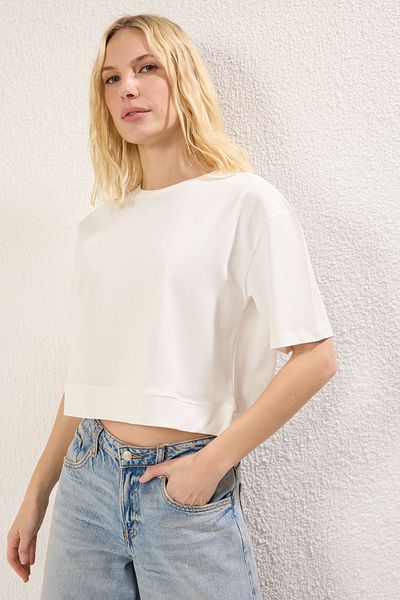 Trendyol Collection Ecru 100% Cotton Relaxed/Comfortable Fit Crop Crew Neck Knitted T-Shirt Twoss25Ts00022