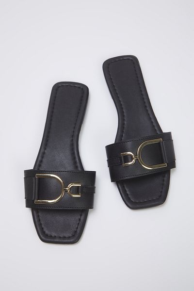 TRENDYOL SHOES Damen-Hausschuhe mit schwarzem Metall-Accessoire-Detail TAKSS25TE00015