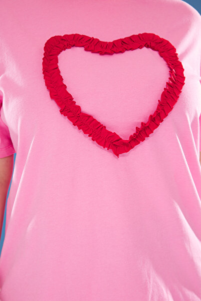 Trendyol Curve Růžové tričko Boyfriend Fit větší velikosti – volánky a detail srdce Tbbss25Bf00022