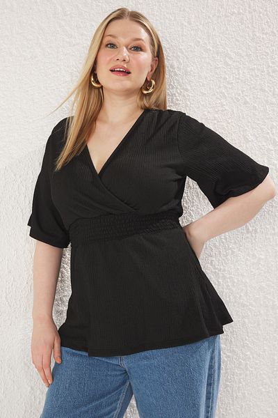 Trendyol Curve Schwarze gestrickte Plus-Size-Bluse mit zweireihigem Ausschnitt und Gips-Detail TBBSS25AF00083