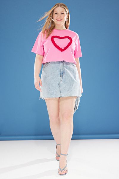 Trendyol Curve Koszulka w dużym rozmiarze w kolorze różowym o kroju Boyfriend Fit - falbany i detale w kształcie serca Tbbss25Bf00022
