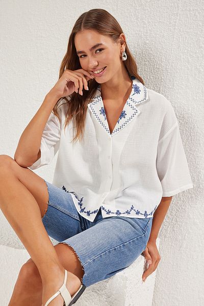 Trendyol Collection Koszula tkana o regularnym kroju z białym kołnierzykiem i tkanym obszyciem, haftowana TWOSS25GO00050
