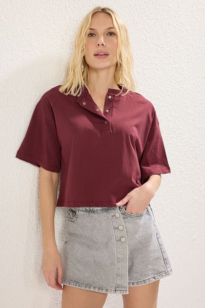 Trendyol Collection Burgunderrotes, entspanntes/bequemes Crop-Strick-T-Shirt mit Dreiviertelärmeln und Druckknöpfen TWOSS25TS00021