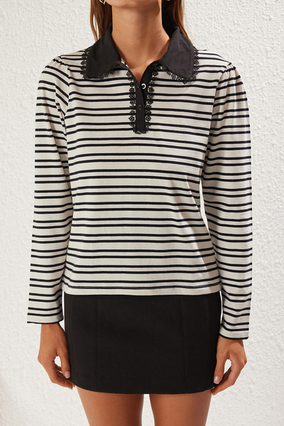 Kolekcia Trendyol Pruhované pletené tričko Polo Neck Lace Detailed - Pohodlná forma TWOSS25TS00104