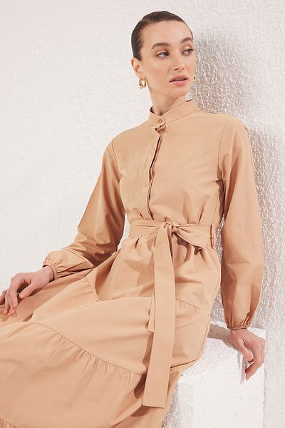Trendyol Modest Λεπτομερές υφαντό φόρεμα με μπεζ γιακά με ζώνη TCTSS21EL3343