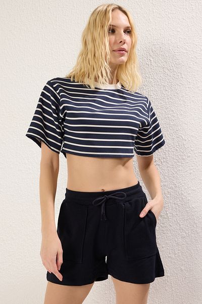 Trendyol Collection Navy Blue Relaxed/Comfortable Fit Ελαστικό πλεκτό σορτς με λεπτομέρεια τσέπης & βερμούδες TWOSS25SR00013
