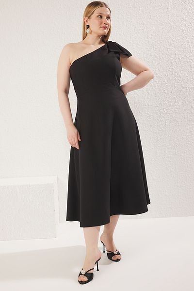 Trendyol Curve Schwarzes Finike-Webkleid in Übergröße TBBSS25AH00054