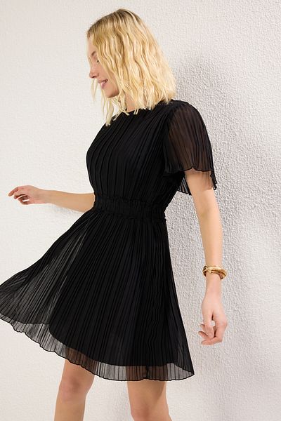Trendyol Collection Schwarzes, plissiertes, mit Chiffon gefüttertes, gewebtes Minikleid TWOSS25EL00119