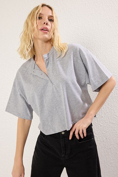 Trendyol Collection Γκρι μελανζέ Χαλαρωμένο/Άνετο Πλεκτό T-Shirt με μανίκια τριών τετάρτων TWOSS25TS00021