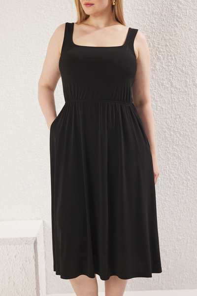 Trendyol Curve Μαύρο τετράγωνο γιακά σε γραμμή Α πλεκτό φόρεμα συν μέγεθος TBBSS25AH00063