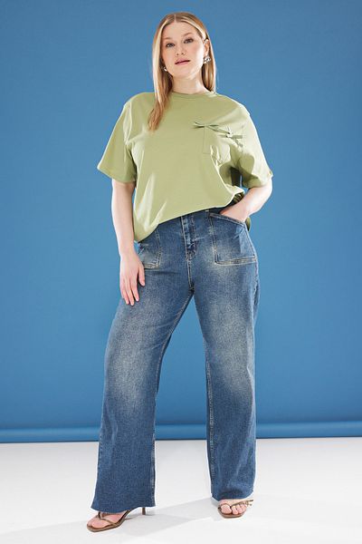 Trendyol Curve Khaki-T-Shirt in Übergröße – lockere Passform mit Taschen und Schleifendetail TBBSS25BF00030