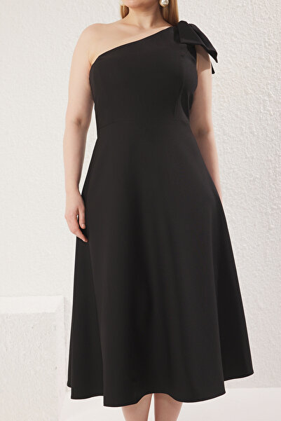 Trendyol Curve Чорна ткана сукня з одним рукавом міді з метеликом TBBSS25AH00054