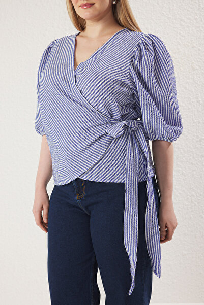 Trendyol Curve Πολύχρωμη μπλούζα με διπλό στήθος καρό/καρό Seersucker Woven Plus Size TBBSS25AF00017