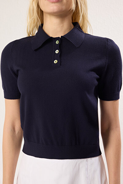 Trendyol Collection Marineblaue Premium-Garn/Spezialgarn-Strickbluse mit Polokragen TWOSS25BZ00184