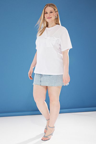 Trendyol Curve Weißes T-Shirt in Übergröße – lockere Passform mit Taschen und Schleifendetail TBBSS25BF00030