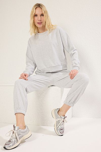 Trendyol Collection Γκρι μελανζέ κανονική/κανονική εφαρμογή Πλεκτή φόρμα με λαιμόκοψη ποδηλάτου TWOSS25EM00001