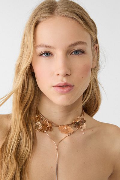 Stradivarius Set of 2 textured flower necklaces