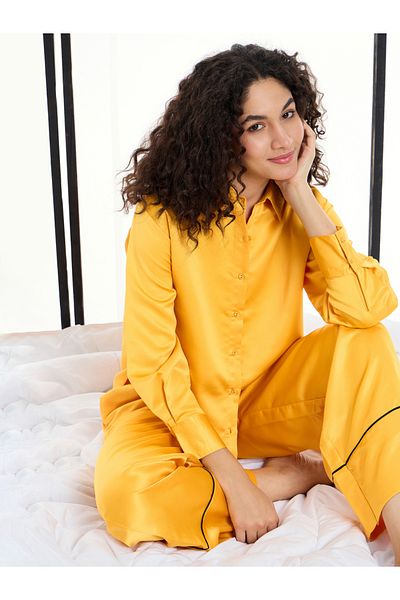 Sassafras By Styli قميص طويل من الساتان الصلب وبنطلون مستقيم الساق