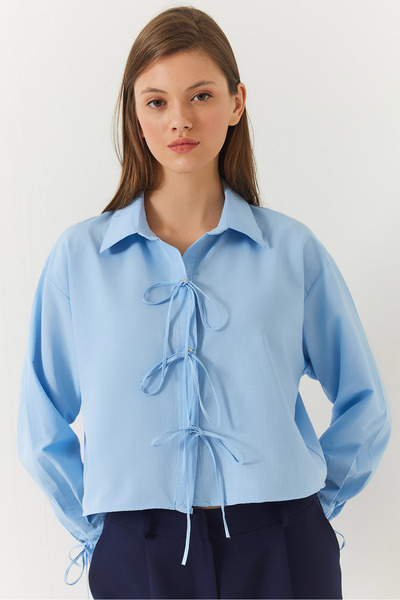 Bianco Lucci Ön ve Kol Bağlama Detaylı Crop Gömlek 2022 60271070