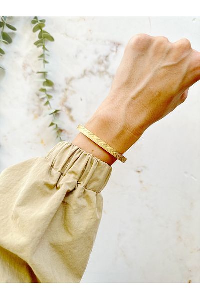 OQQO Leaf Patterned Gold Steel Handcuff Bracelet