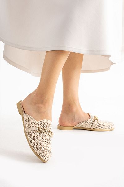 Miss Ezze صنادل نسائية من HUSSY Stone Slippers مغلقة من الأمام من الدانتيل بإبزيم محبوك