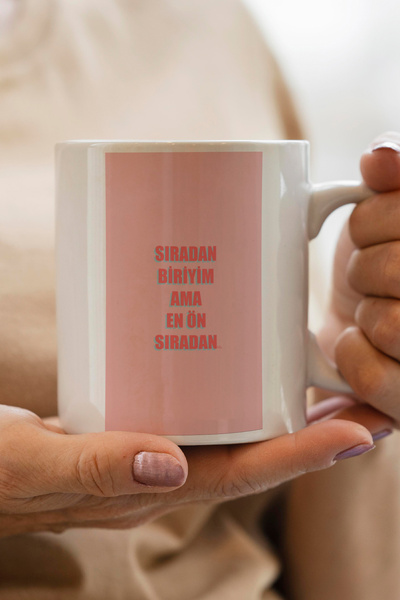 South Steel Sıradan Biriyim Ama En Ön Sıradan Baskılı Premium Kupa Bardak