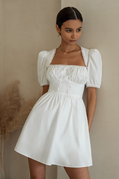 ecemore فستان قصير منسوج بأكمام قصيرة ورقبة مربعة ومزين بالدانتيل