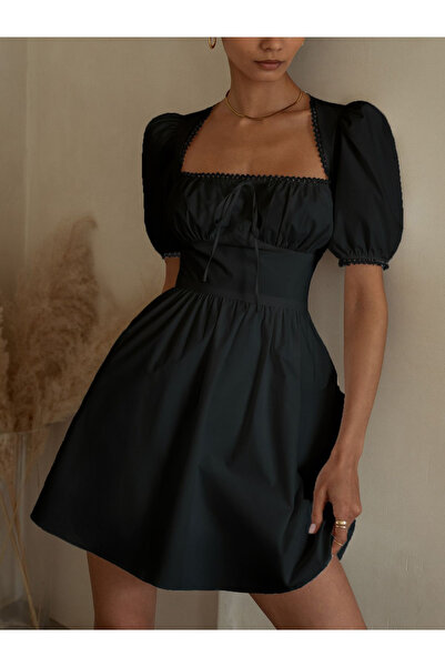 ecemore فستان قصير منسوج بأكمام قصيرة ورقبة مربعة ومزين بالدانتيل