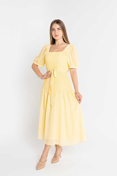 mica فستان متوسط الطول مع طيات دقيقة وأكمام قصيرة وفتحة رقبة مربعة