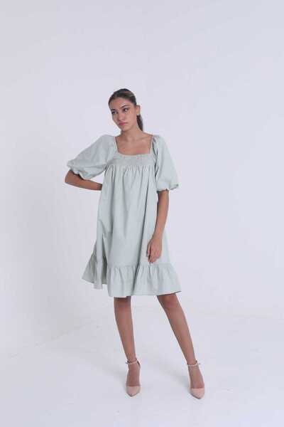 mica فستان قصير فضفاض برقبة مربعة وأكمام قصيرة