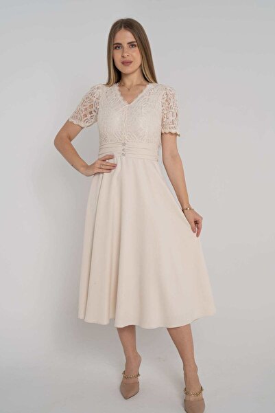 mica فستان ميدي بأكمام قصيرة ورقبة على شكل حرف V من الدانتيل