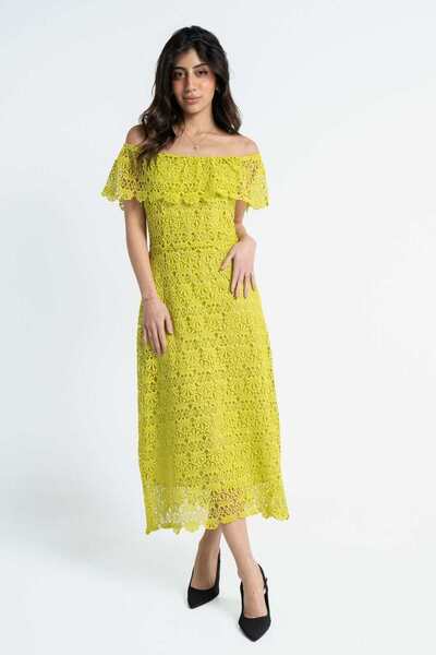 mica فستان ميدي مطرز بأكمام قصيرة وأكتاف مكشوفة