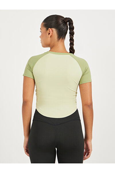 Styli Color Block Side Ruched Curved Hem Short Sleeve Top