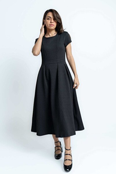 mica فستان ميدي سادة بأكمام قصيرة