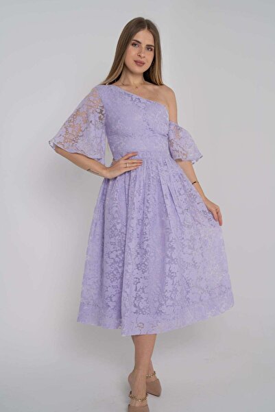 mica فستان ميدي شفاف بأكمام قصيرة وأكتاف مكشوفة