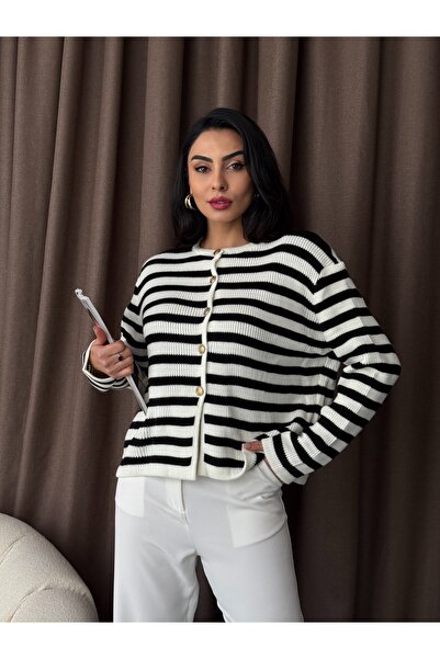 BİKELİFE Gestreifte, wattierte Strickjacke für Damen mit goldenen Knöpfen