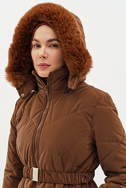 Tuğba Yırtmaç Detaylı Kapüşonlu Kapitone Manto - Kahve